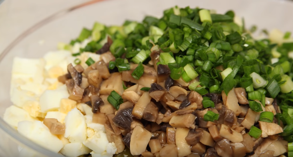 Экспресс — салат из крабовых палочек и шампиньонов с капустой