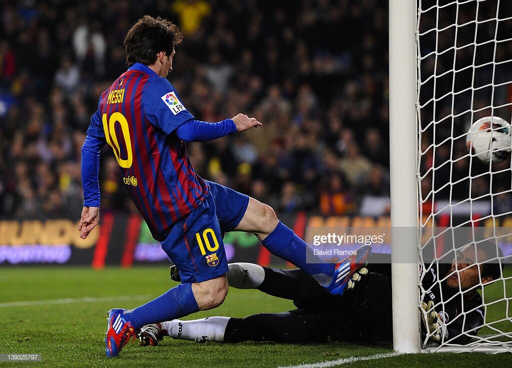 Лионель месси забил. Messi. Месси забил. Красивые голы Месси. Месси на поле.