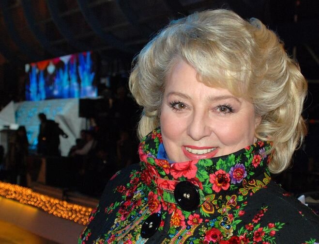 Платок скрывает второй подбородок Татьяны Тарасовой, Тренер по фигурному катанию. Яндекс-фото.