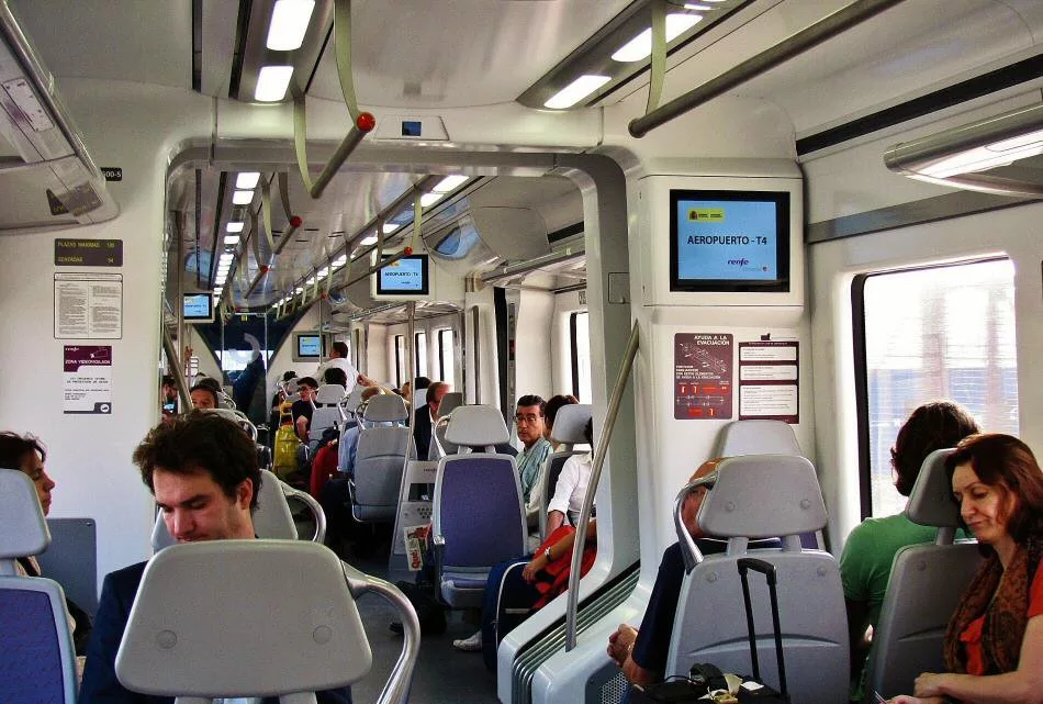 Train madrid. Испанские поезда Renfe. Поезда Renfe в Испании. Валенсия Барселона поезд. Скоростной поезд Мадрид Барселона.