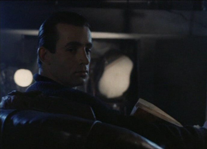 Дмитрий  Певцов в фильме "Алиса и Букинист". Источник: кадр из фильма.