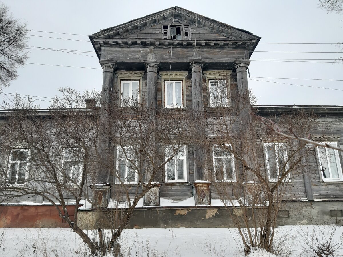 Дом Твердова, Верхняя Набережная, 12. Он жилой.