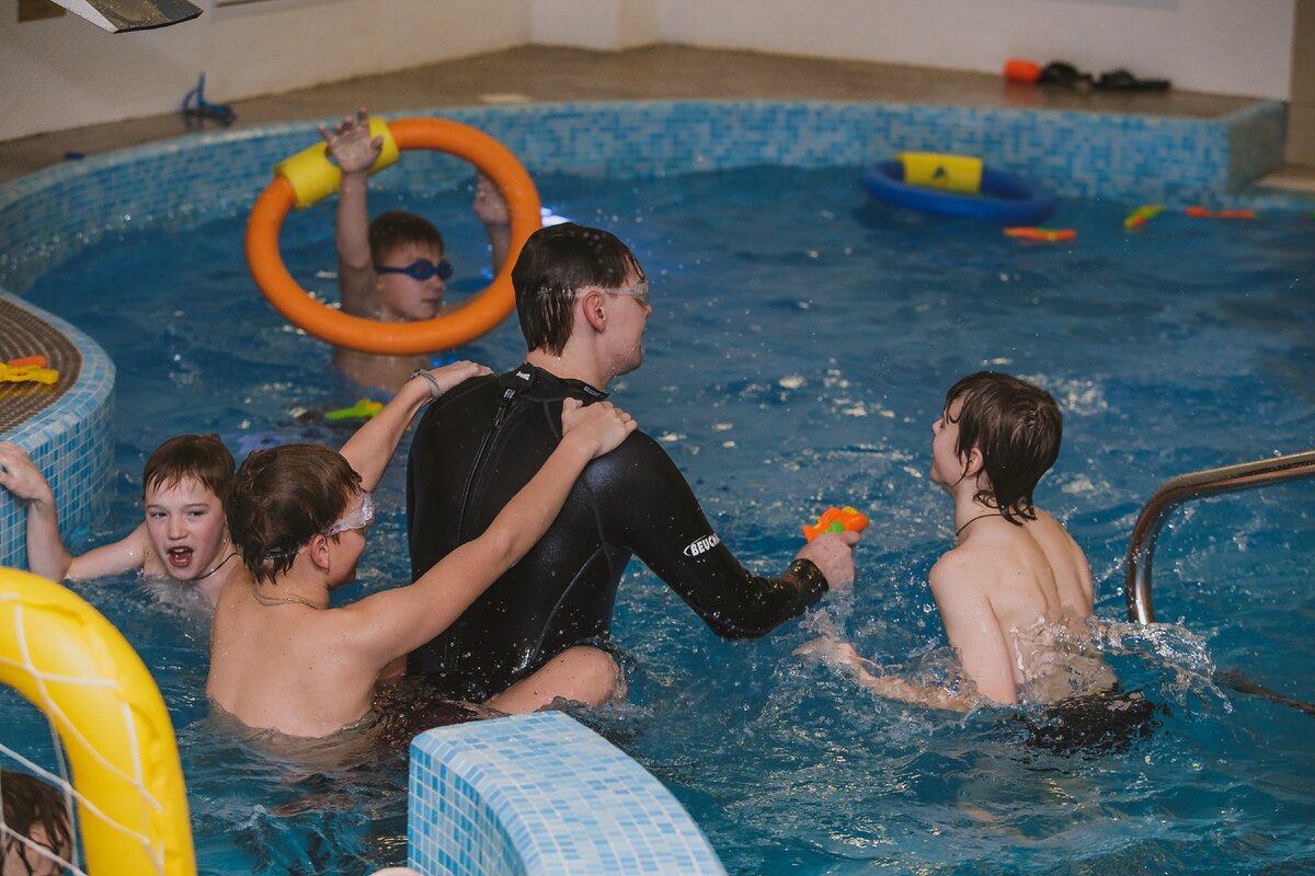 Программы в воде чрезвычайно энергозатратны. Обычно ведущий не может взять второй праздник после праздника в бассейне/сауне, потому что уже физически просто нету сил. Конечно это выливается в высокую стоимость программ на воде.