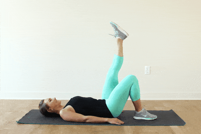 Еще один хороший способ проработки ягодичной мышцы – лежа на спине, приподнимать таз. Одна нога при этом сгибается в колене, вторая выпрямляется. После нескольких (чаще – четырех или восьми) повторов ноги меняются.