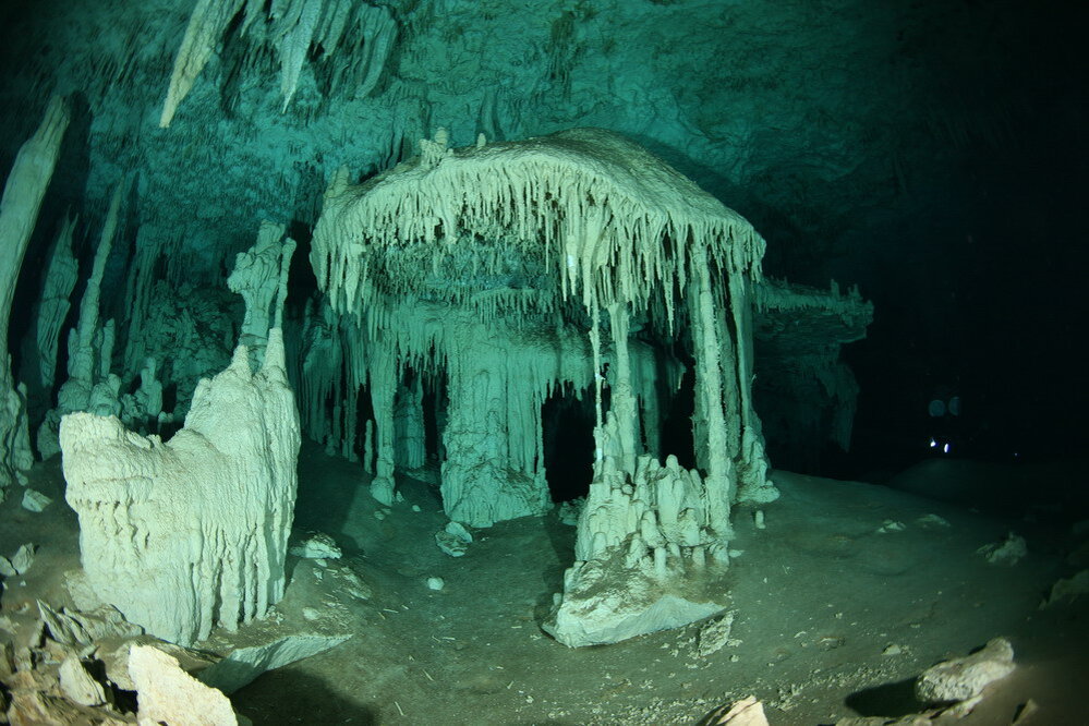 Mysterious cave. Сак Актун Мексика. Пещера Сак Актун. Подводные пещеры Мексики. Гроты в Мексике.