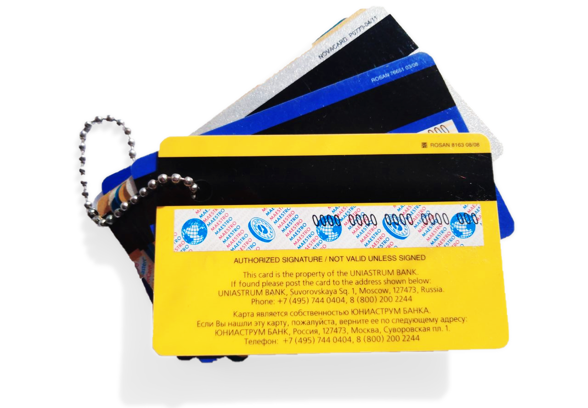 На обороте карты обычно пишут, что карта является собственность банка. Нашедшего карту просят вернуть карту в банк — а не держателю.
На фото — демонстрационные карты из моей личной коллекции