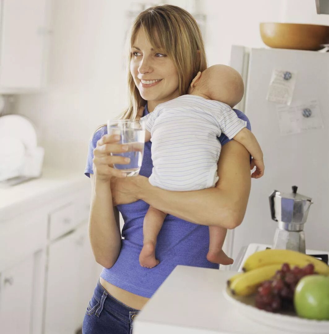 Питание матери. Кормление ребенка. Мама пьет воду. Мама с ребенком на кухне.