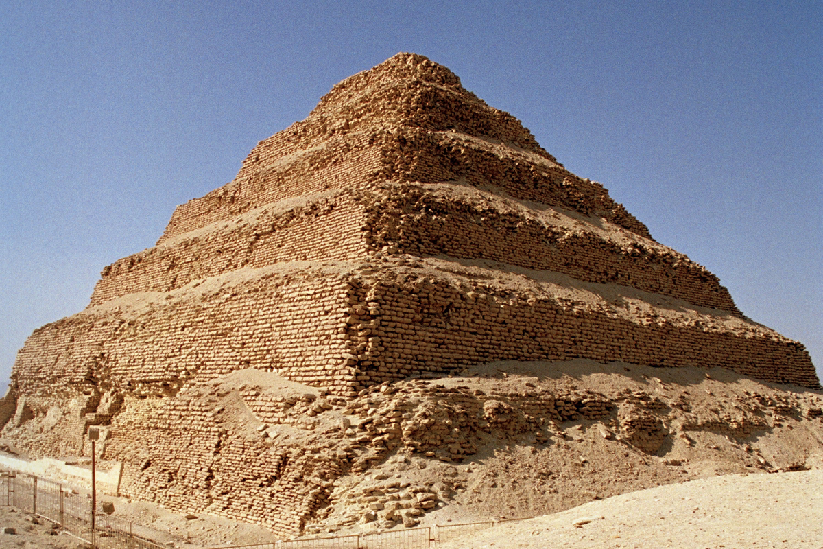 Пирамида Джосера в Сахаре. ок. 2650 г. до н.э. http://architect-ok.ru/wp-content/uploads/2018/12/saqqara.jpg