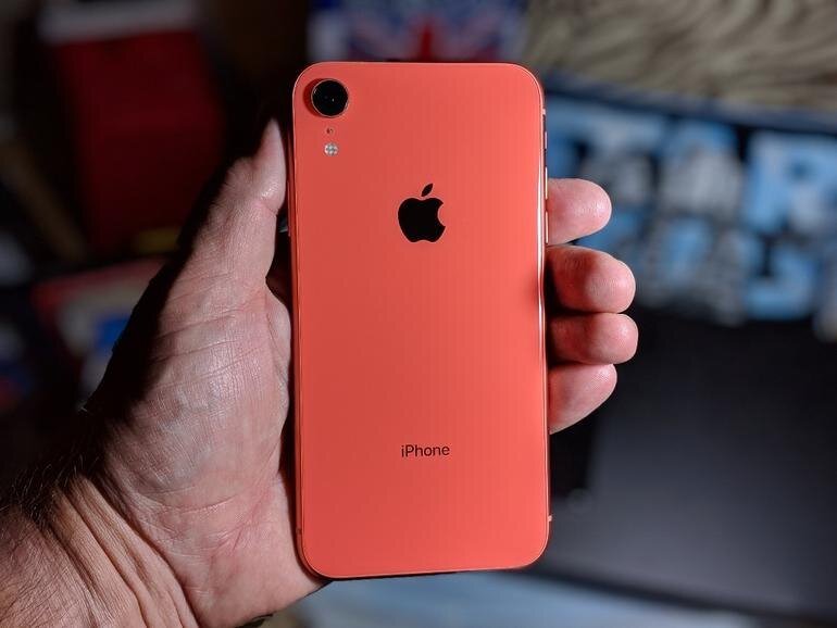 iPhone XR кораллового цвета