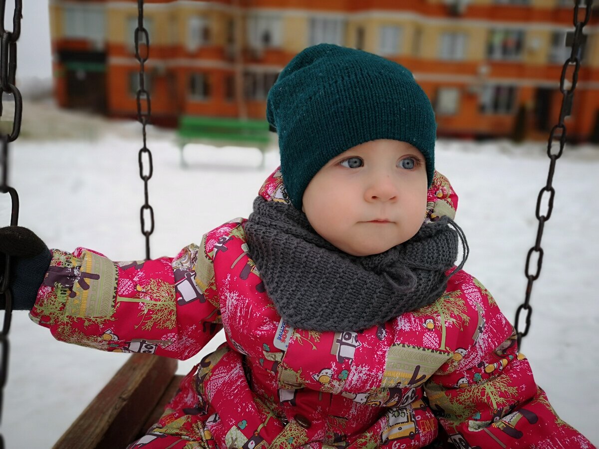 Одна из первых вылазок на детскую площадку 