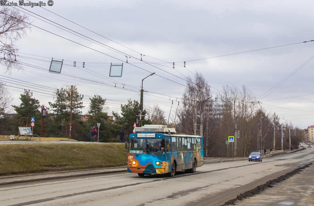 Троллейбус  ЗиУ-682Г на маршруте 5 в Петрозаводске. Некогда разноцветная и яркая машина постепенно выцветает. Фото: Максим Фандюшин
