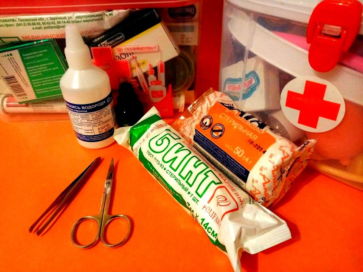 Зря муж не согласился, чтобы я зашила. Не было бы ни ниток в ране, ни иглы.