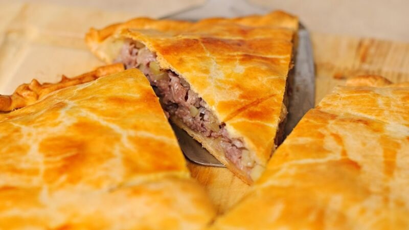 Сытный песочный пирог с мясом. Иллюстрация из открытых источников