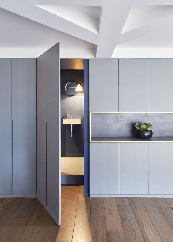 Дверь скрытого монтажа в санузел