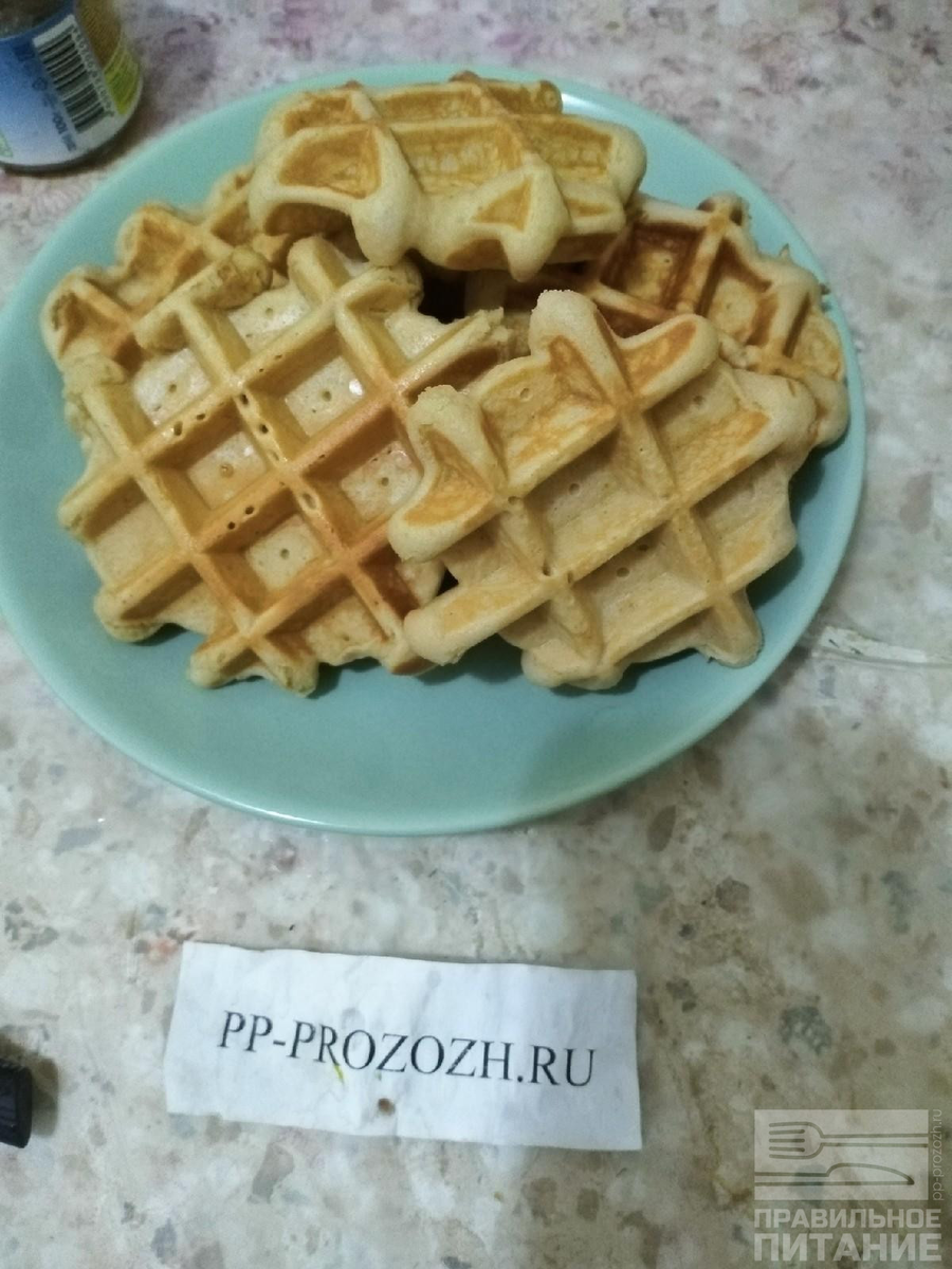 бельгийская вафля в йогурте. вафли для правильного питания. вафли с фруктами на завтрак. венские вафли пп. бельгийские вафли на завтрак.