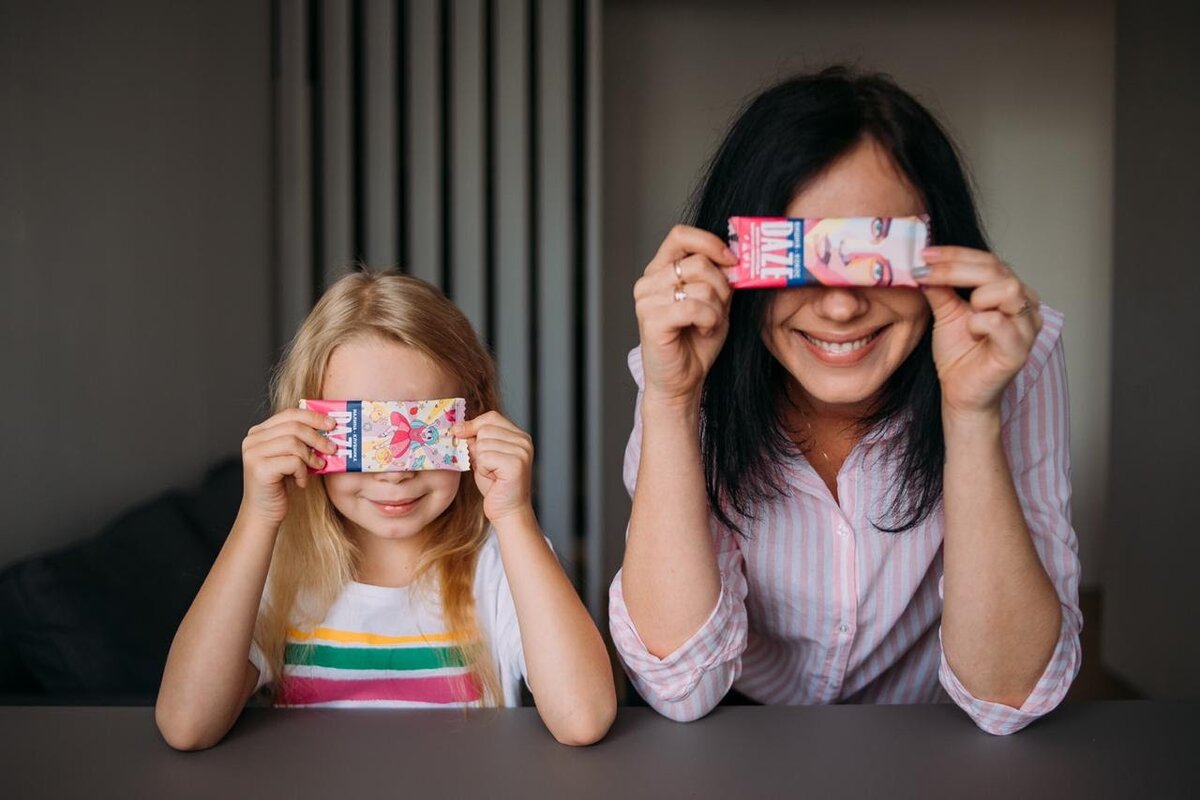 «Я выяснила, что на состояние человека очень влияет город, в котором он живёт. Даже вода различается по составу в зависимости от региона: где-то больше одних микроэлементов, где-то — других. Тогда мы решили делать не только универсальные батончики, но и индивидуальные, для каждого города», — рассказывает Ксения. 