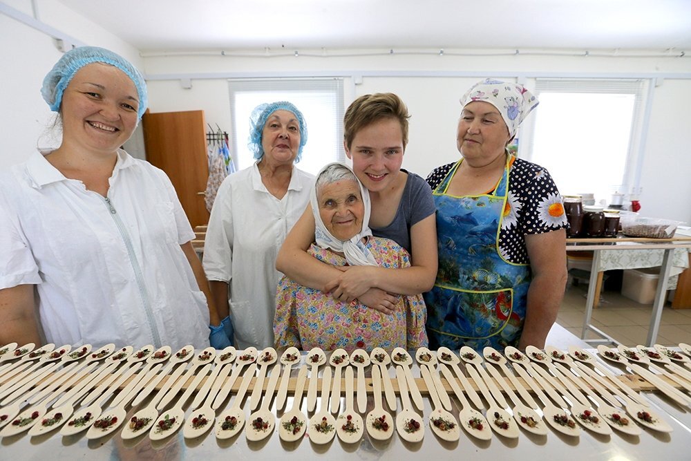 Гузель Санжапова и жители деревни. 