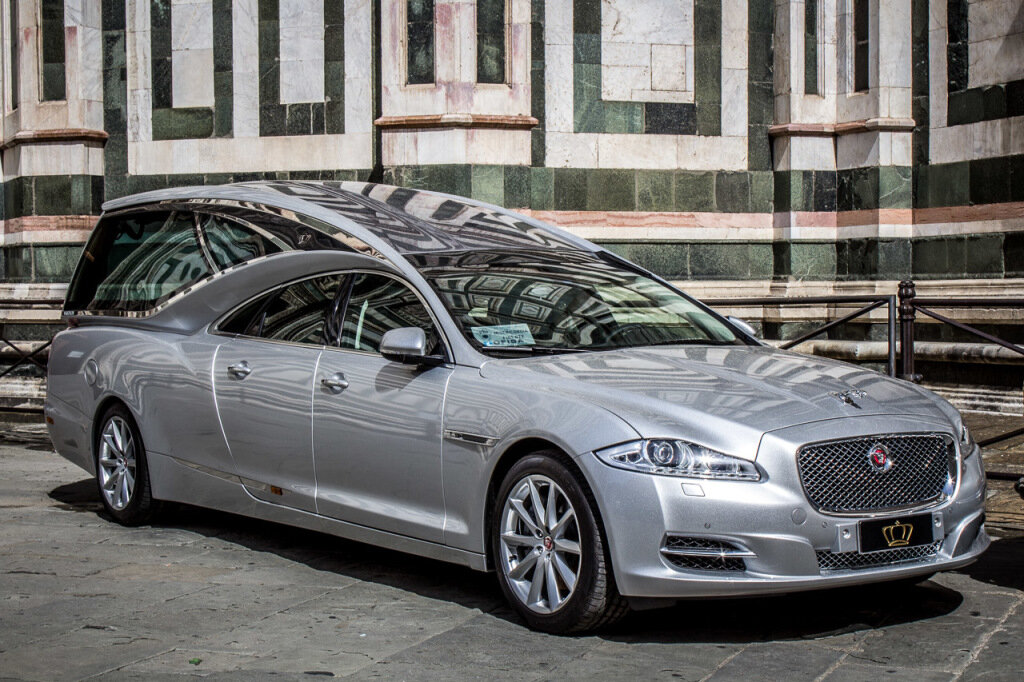 Огромная грузовая зона и 4 местный салон для пассажиров.