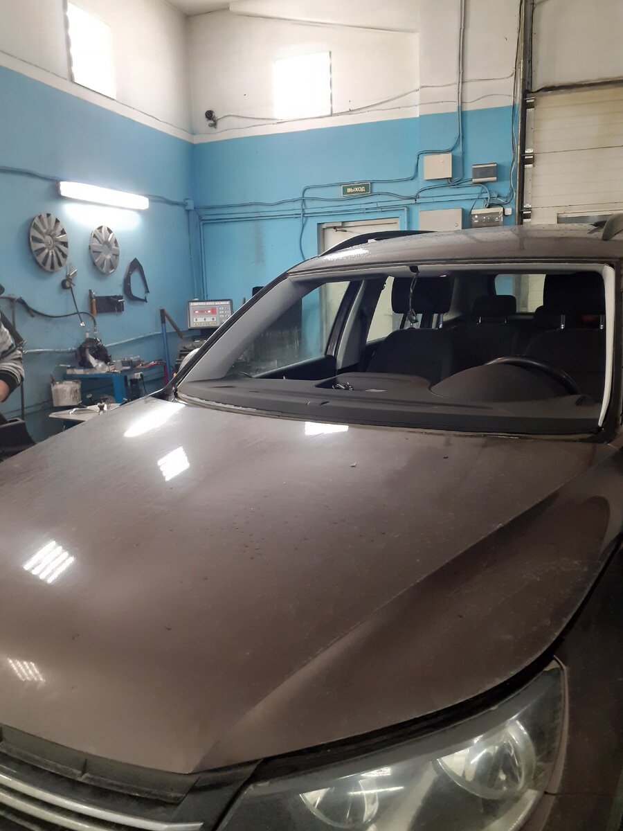 Установка лобового стекла с датчиком дождя на Volkswagen Tiguan.  Работа на выезде.