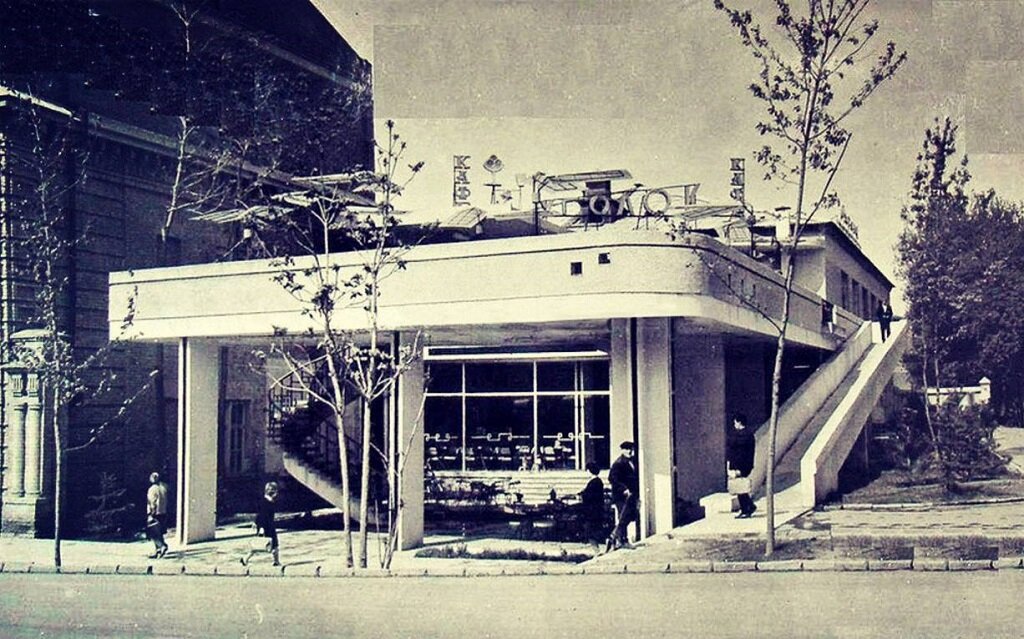 Цыплята табака есть, но все как будто по другому,  порой сидишь и думаешь а туда ли ты попал