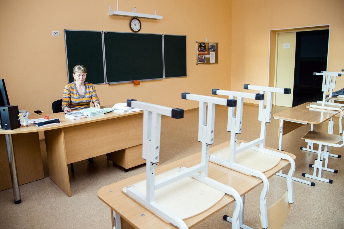 Пустые школьные классы по всей стране