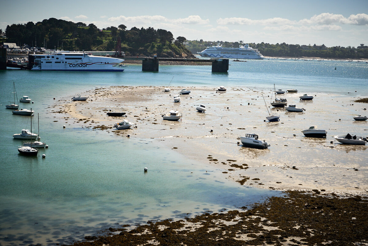 В Сен-Мало (Бретань) самые амплитудные в Европе приливы/отливы - до 12 метров. В отличие от "отложенных" квартир, через несколько часов у лодок будет 7 футов под килем. 