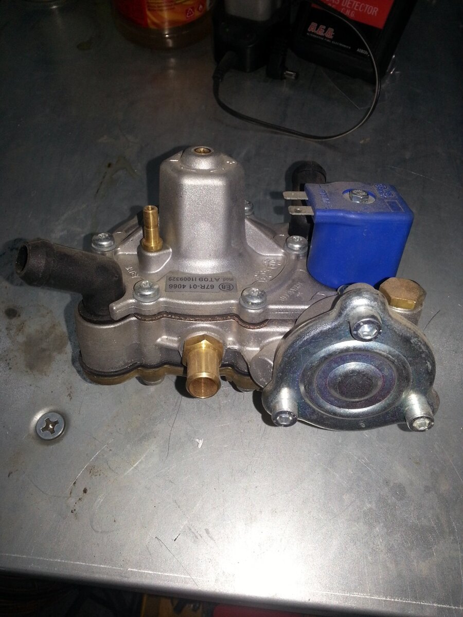 
Как видно на фото, крышка фильтра грубой очистки находится на корпусе, крепится тремя болтами под шестигранник.
После снятия фильтра, можно увидеть 2 уплотнительных кольца.
При смене фильтра колечки тоже меняю, ставлю новые.