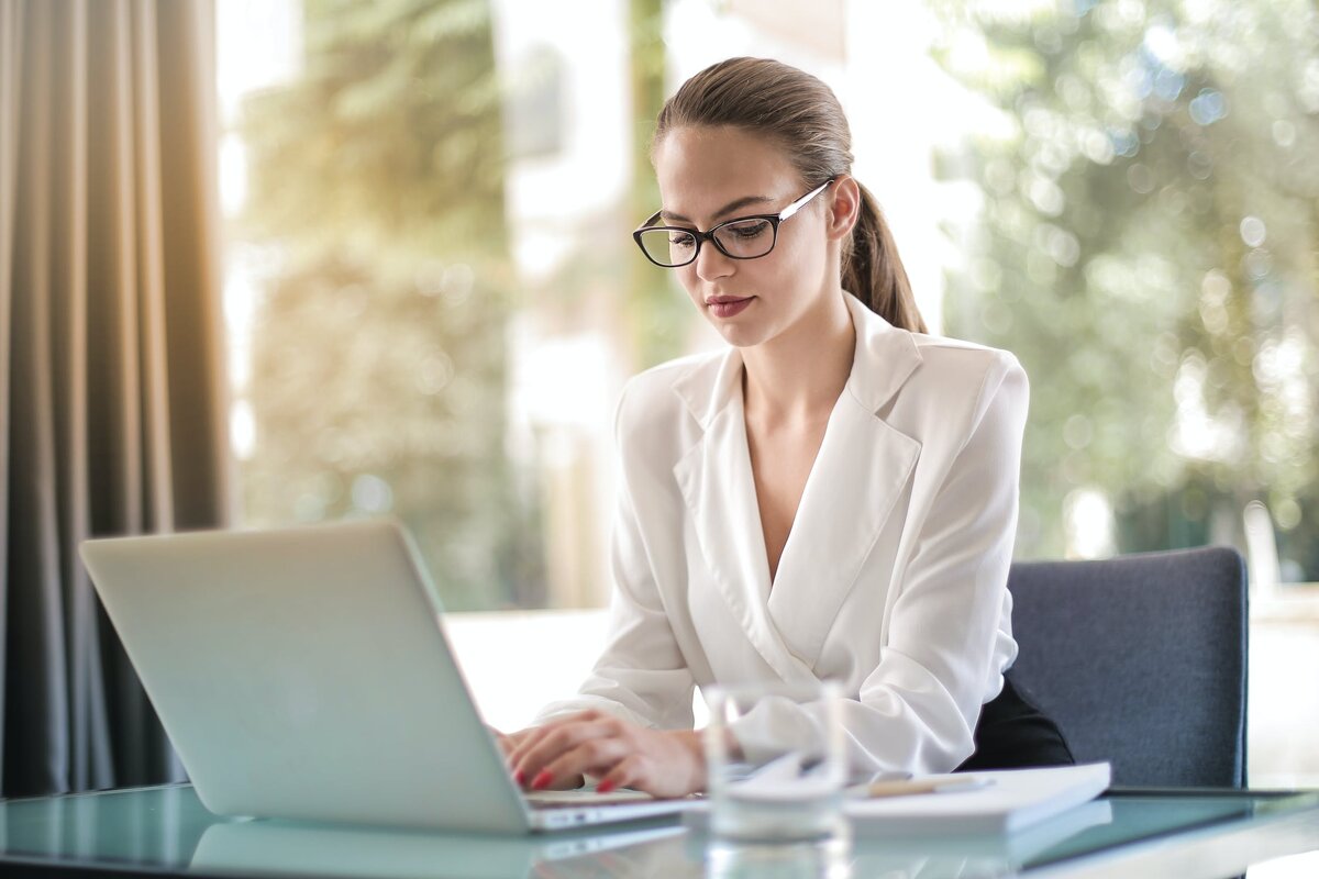 https://www.pexels.com/photo/concentrated-female-entrepreneur-typing-on-laptop-in-workplace-3756681/