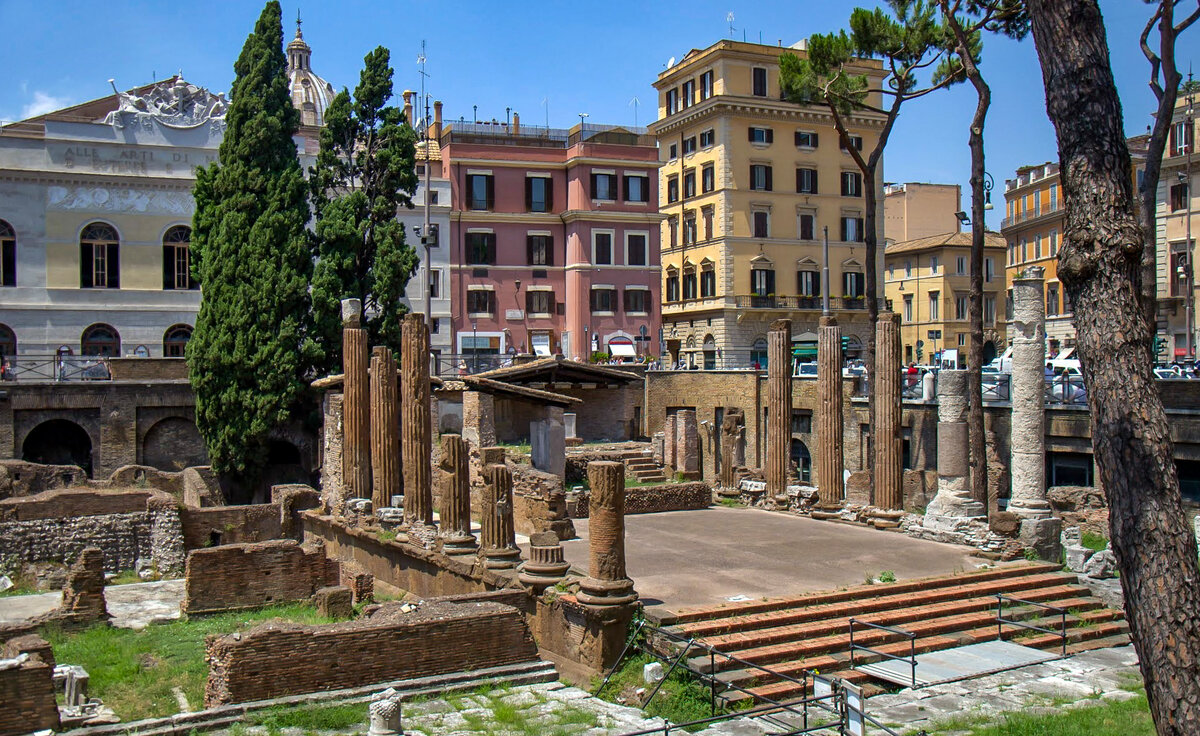 Площадь Largo di Torre Argentina