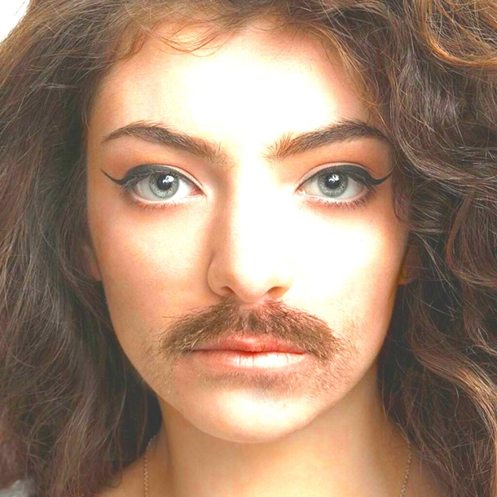 Женщина с усиками