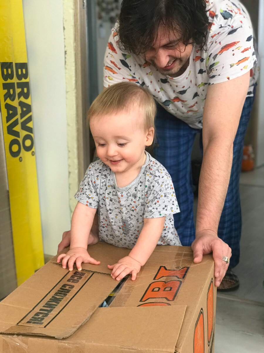 Дети - самые лучшие помощники в разборе старых вещей! С ними будет веселее это делать, особенно если разбираете детские вещи, маленькие и большие, старые и новые