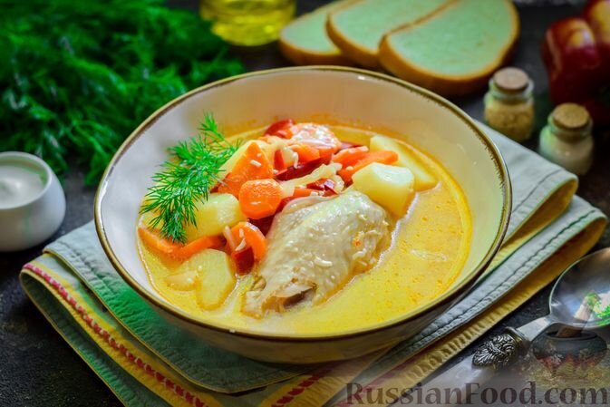 куриные крылышки, картофель, морковь, лук репчатый, перец болгарский, сыр плавленый, масло растительное, соль, перец чёрный молотый, паприка молотая, зелень укропа, вода