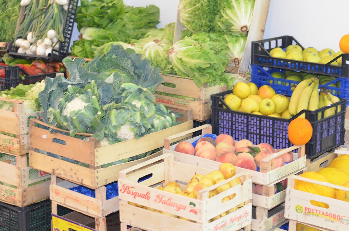 Прилавок с овощами в Италии.