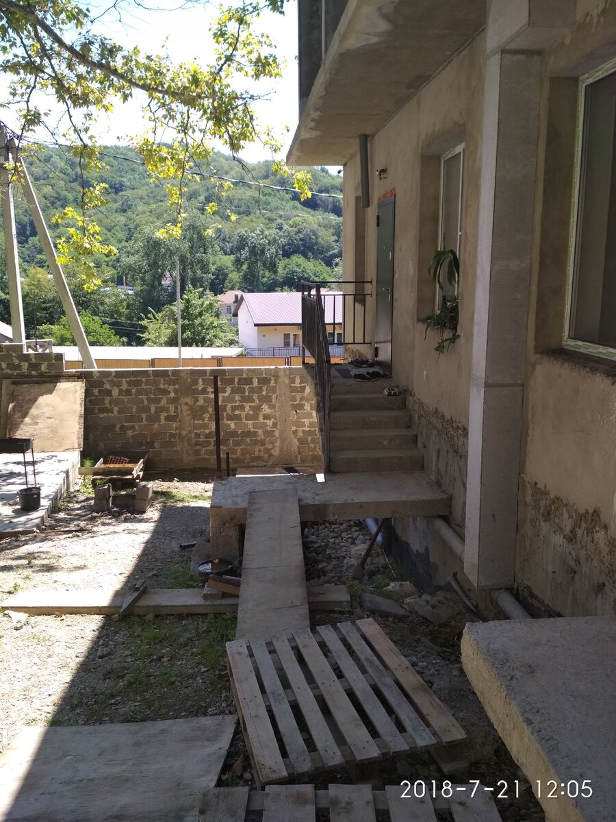  У них недостроенная гостиница, номеров пустых было полно. Плюс они предлагали с питанием(550р с чел. ) и прожив месяц мы заплатили около 50 тыс.
