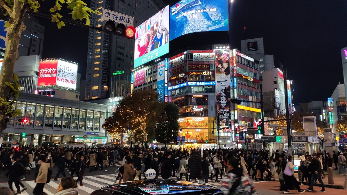 Знаменитый перекрёсток Scramble на Сибуя. 