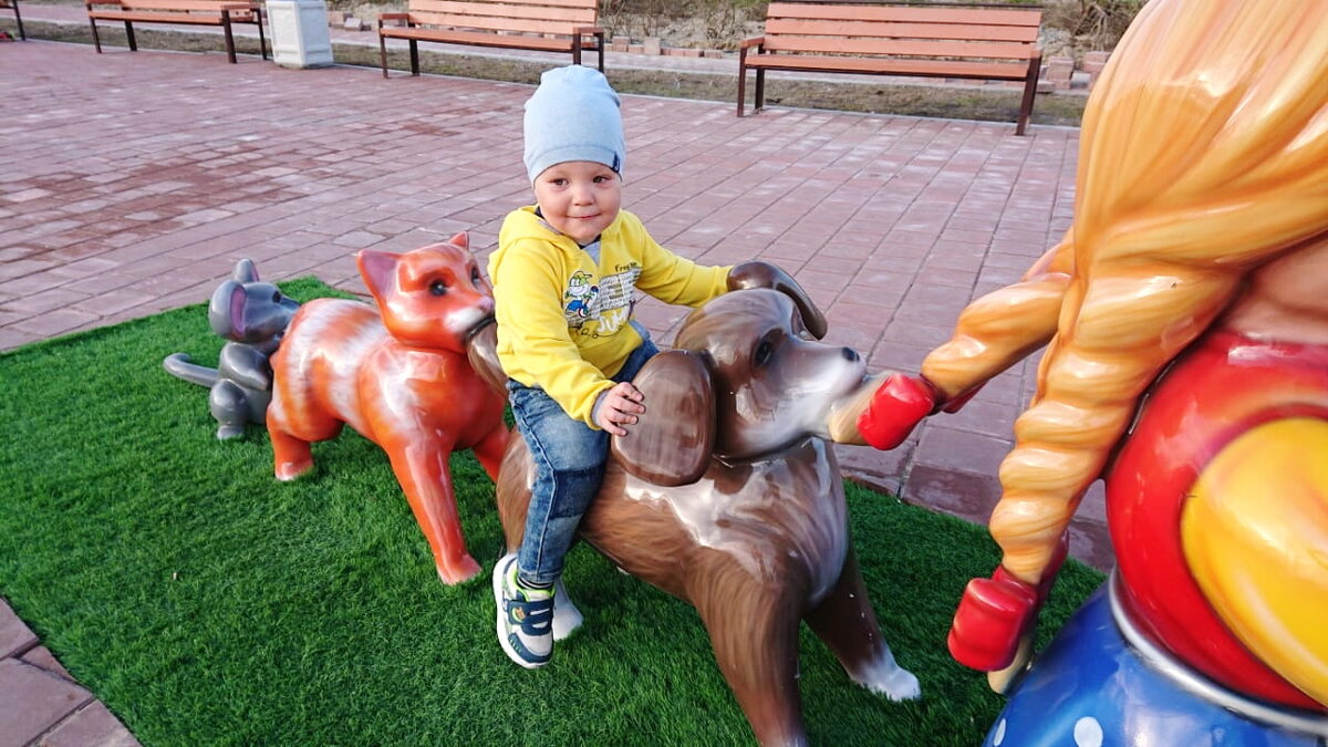 Игорёк "помогает" тянуть репку)