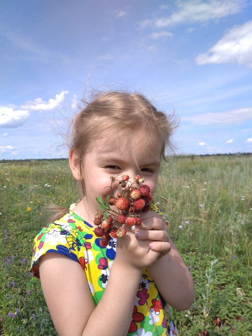 дочка с "букетиком" ягод