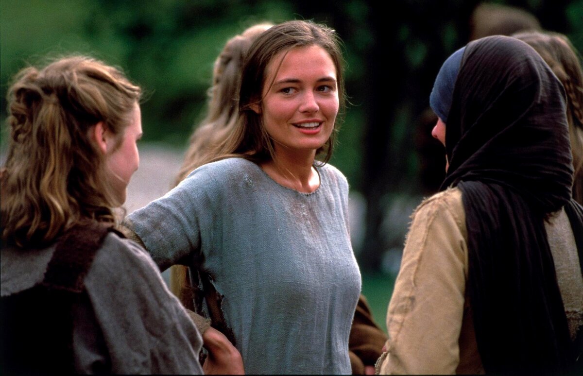 смешная девчонка сериал 2023. женщина в кольчуге с мечом. лира белаква сериал. кэтрин маккормак 1995. смешная девчонка сериал.