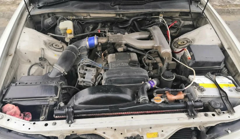 Модель доступна с дизельными и бензиновыми агрегатами. Если хотите спокойно передвигаться по городу или трассе, выбирайте дизель 2,4 с турбонаддувом на 97 л. с., задним приводом, механикой или автоматом. Для этих же целей подойдет бензиновый 1,8 на 120 л. с. Динамика у этих агрегатов скромная: автомобиль большой и тяжелый, выехать из 12 секунд вряд ли получится. 
Оптимальный вариант для автолюбителей — шестицилиндровый 2,0 на 135 л. с. Он тоже нединамичен (12-13 секунд до сотни), по городу «ест» 14 литров АИ-92-95, но его мощности хватает, чтобы уверенно стартовать с места и обгонять на трассе. Тюнинговать его, правда, не стоит, так как есть более интересные версии — 1JZ и 2JZ. Запоминайте нужные обозначения:

Tourer S — модификация объемом 2,5 л, мощностью 180 л. с.;
Tourer V — модификация объемом 2,5 л, мощностью 280 л. с.;
3,0 Grande G — модификация объемом 3 л, мощностью 220 л. с.
Двигатели у «Марка» были настолько легендарные, что заслужили упоминания в первой части франшизы «Форсажа» и запустили в народ поговорку «2JZ — лучше для мужчины нет».

Большинство автомобилей продается с двигателем 1JZ (Tourer S и Tourer V) — порядка 200 предложений. Самодостаточный по сути, он обладает огромным ресурсом. По нему много информации, нет проблем с запчастями. Конечно, в силу возраста пробеги уже приближаются либо перевалили за 300 тыс. км, но найти хороший экземпляр не проблема.