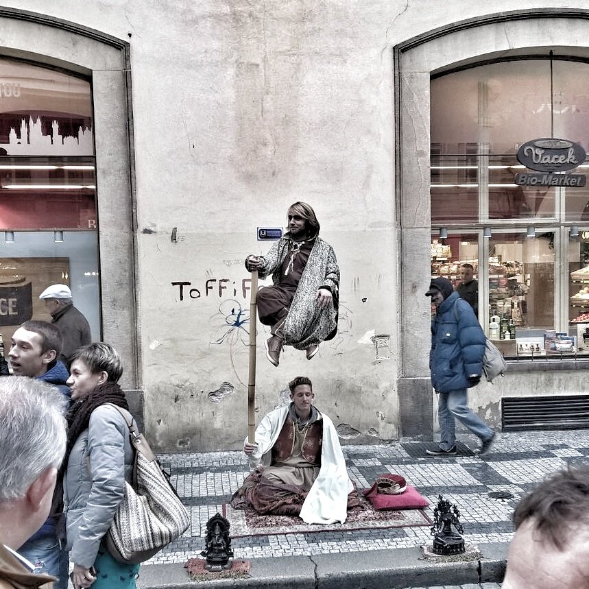 Кадр с уличного представления на Староместской площади Праги