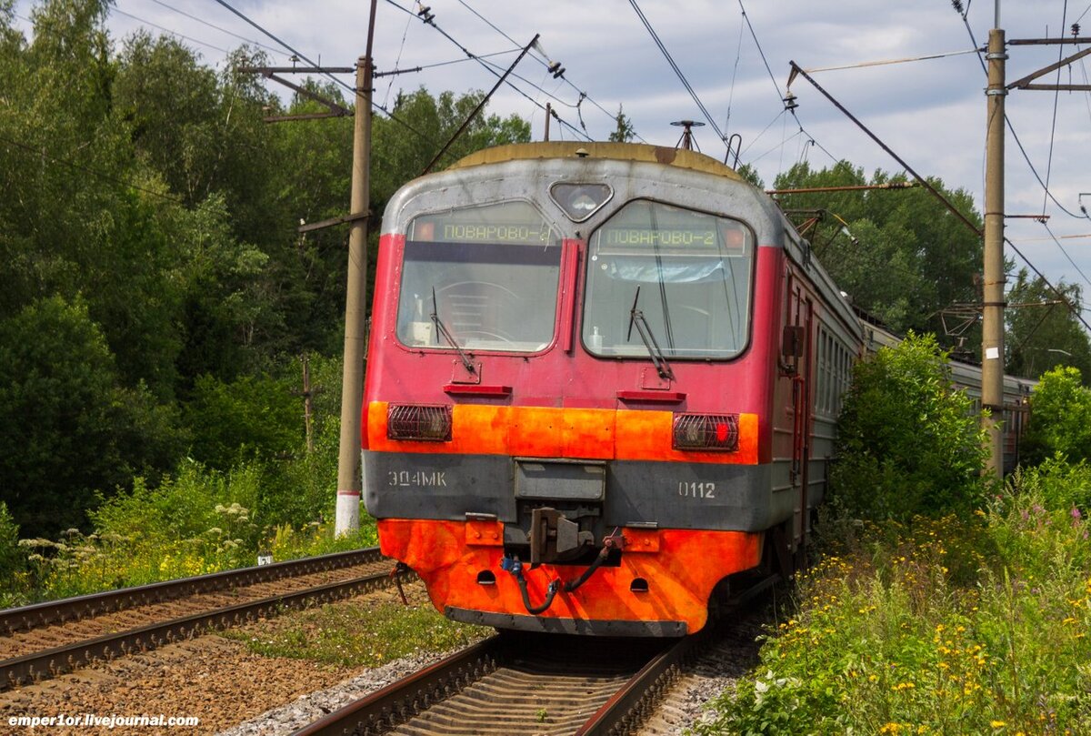 Электропоезд ЭД4М-0112 отправляется от пл. Депо.