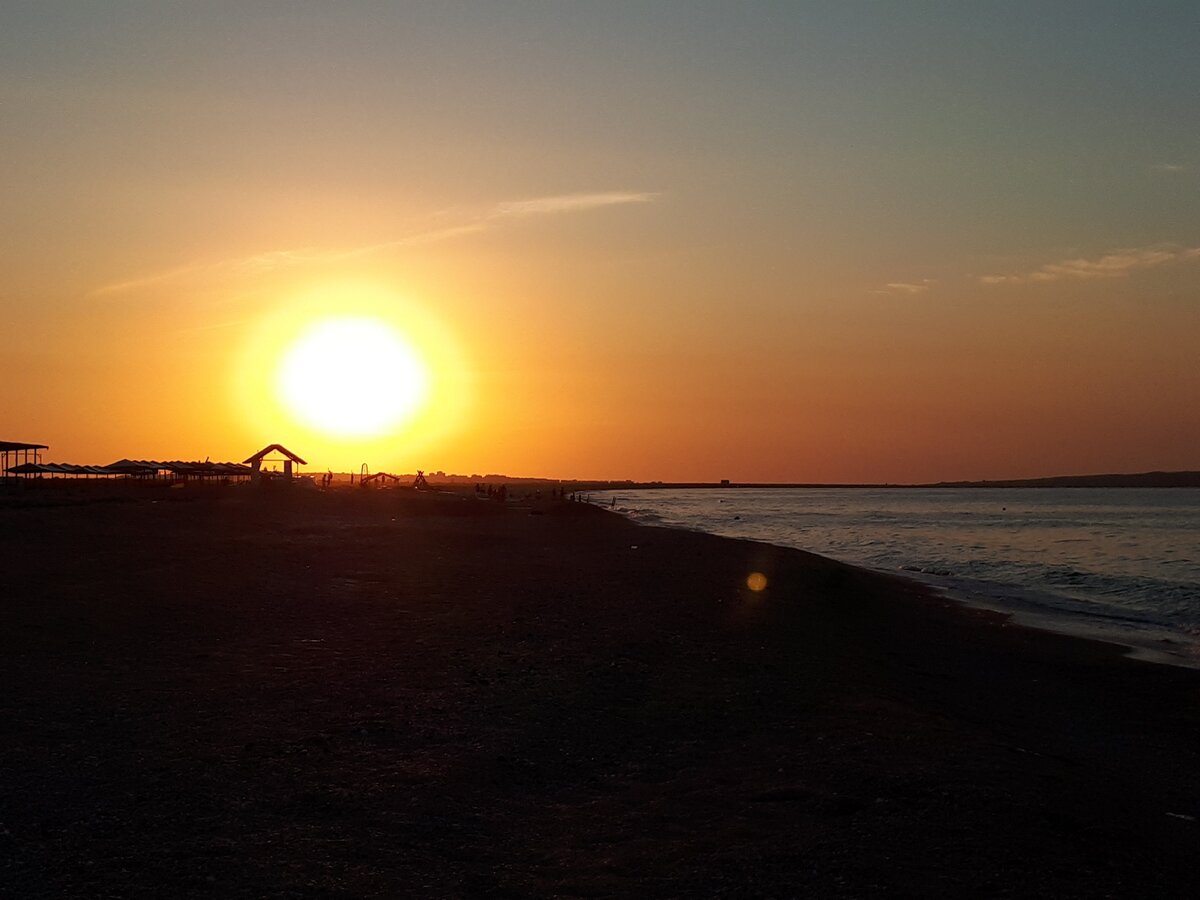 Закаты на море очень красывые.