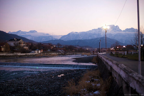 Вид на Столовую гору из центра Владикавказа