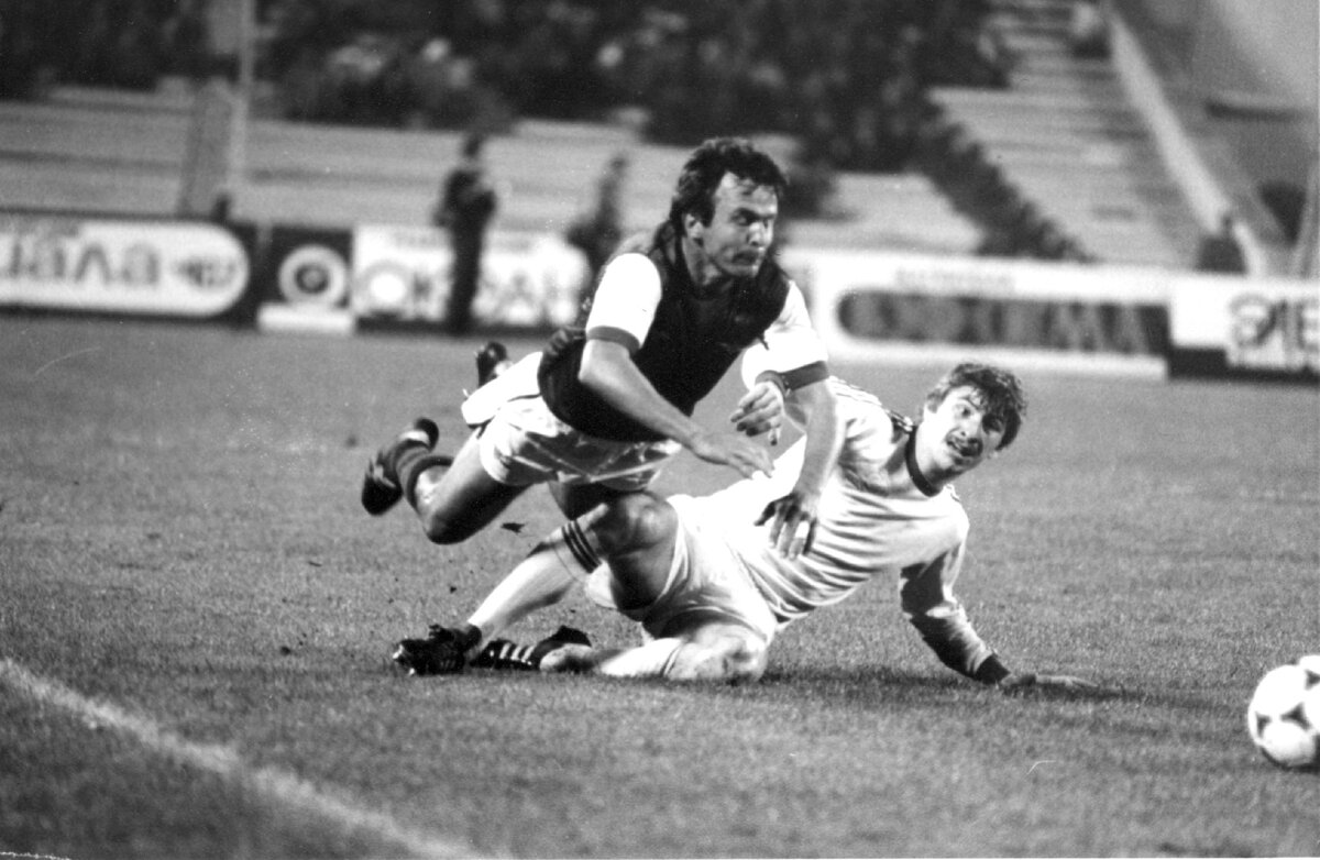 Подкат Бориса Позднякова в московском матче. Фото из архива