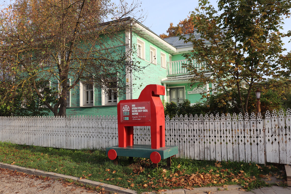 Резной палисад. Резной Палисад Вологда. Резной Палисад кожвендиспансер. Резной Палисад Батюшкова Вологда. Резной Палисад Вологда вендиспансер.