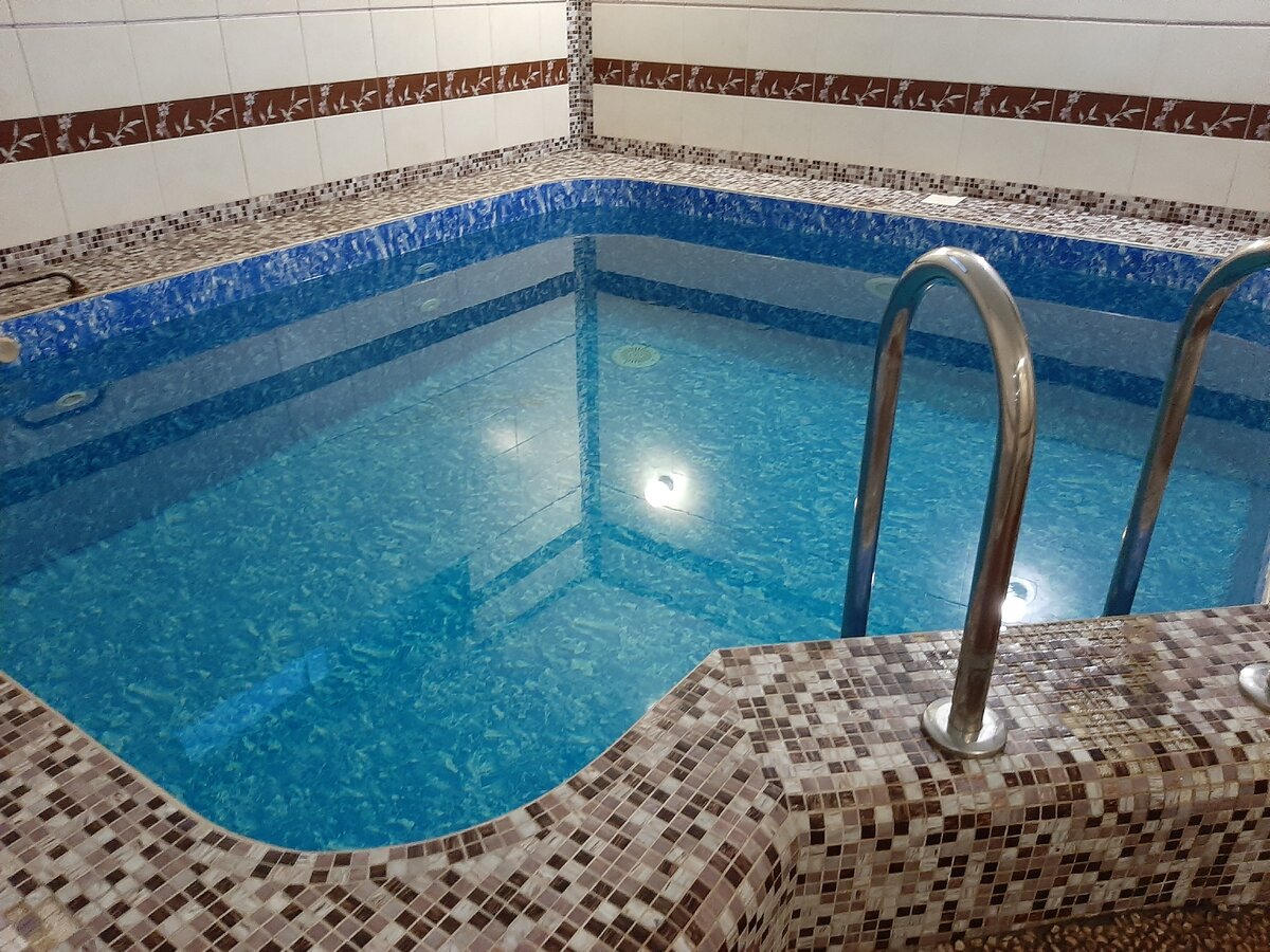 и небольшой бассейн