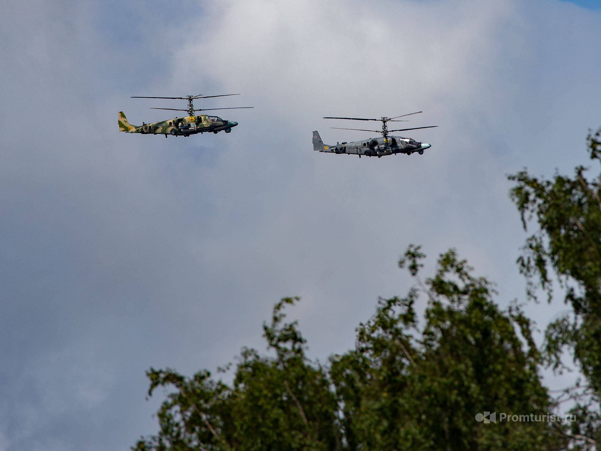 Вертолеты над водохранилищем. Вертолет ка-52 "Аллигатор". Ка-52 Гостомель. Ка52 над Пушкино. Вертолет к52 на ВДНХ.