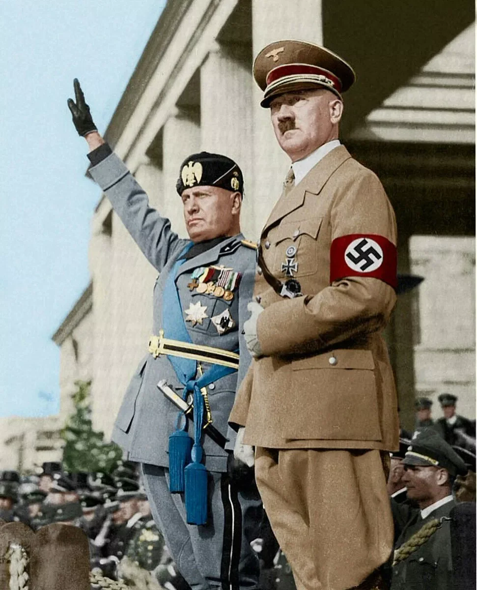 Источник фото:https://ozhanozturk.com/wp-content/uploads/2019/03/Hitler-ve-Mussolini-Alman-ve-İtalyan-ordusunun-ortak-geçit-töreninde-1940.-833x1030.jpg