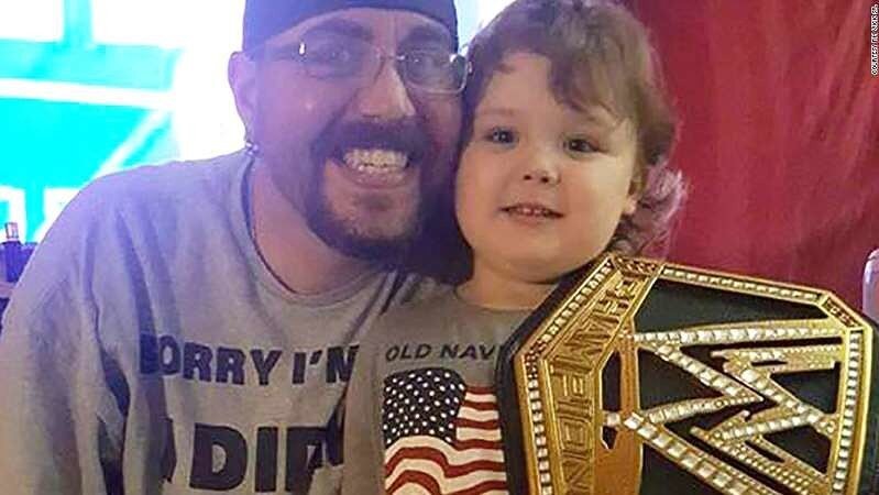 Счастливый ребёнок с поясом 