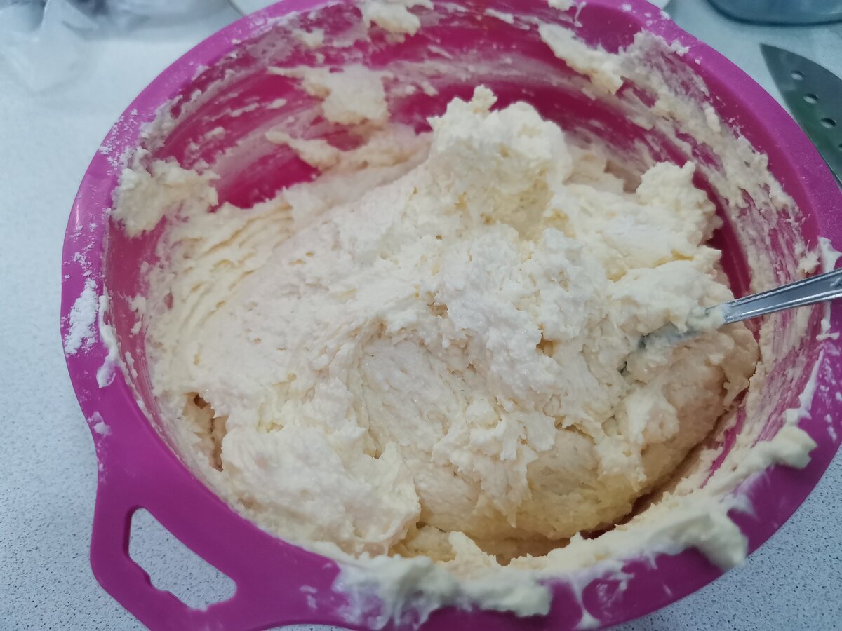 Побавляю муку по одной столовой ложке и тщательно перемешиваю. Должно получится тесто, способное держать форму.